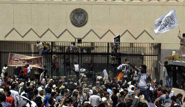 Un grupo de manifestantes yemeníes irrumpió en la Embajada de Estados Unidos en la capital Saná en contra el vídeo estadounidense sobre el profeta Mahoma considerado blasfemo por los musulmanes, que ha causado ya protestas contra legaciones estadounidenses en Libia y Egipto Un grupo de manifestantes yemeníes irrumpió en la Embajada de Estados Unidos en la capital Saná en contra el vídeo estadounidense sobre el profeta Mahoma considerado blasfemo por los musulmanes, que ha causado ya protestas contra legaciones estadounidenses en Libia y Egipto